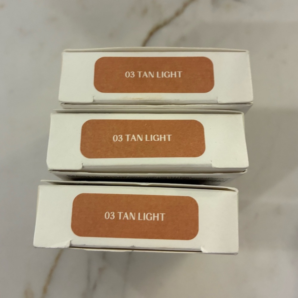 Huda Glowish beauty bronzing powder in Tan Light. Brand new! Famous makeup! - Picture 6 of 8